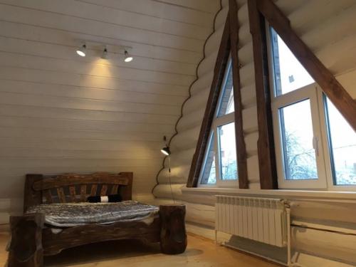 Дом из сруба, так и интерьер должен быть соответствующий. 04