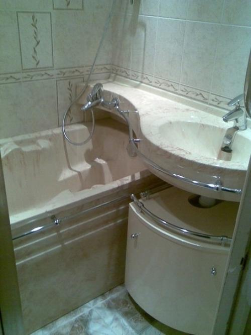 Мы решили оптимизировать нашу крошечную ванную комнату и сделали ее удобной и практичной.