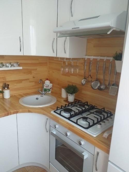 Эта миленькая кухонька, созданная специально для нашей бабушки, привнесет ей в дом тепло и уют. 02