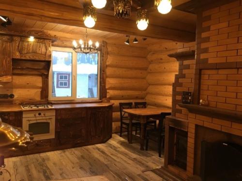 Дом из сруба, так и интерьер должен быть соответствующий. 01