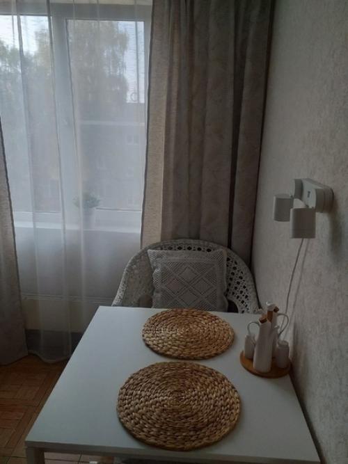 Эта миленькая кухонька, созданная специально для нашей бабушки, привнесет ей в дом тепло и уют. 04