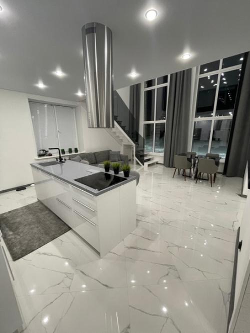 Шикарный ремонт в загородном доме, да и сам до шикарен. 01