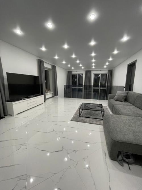 Шикарный ремонт в загородном доме, да и сам до шикарен. 03