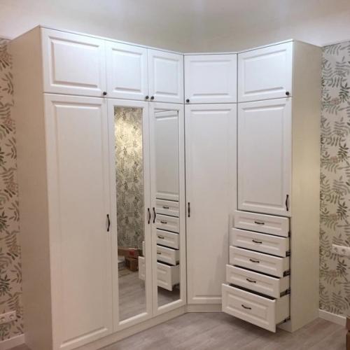 Долго искали себе в квартиру угловой шкаф, пока не встретили это чудо. 05