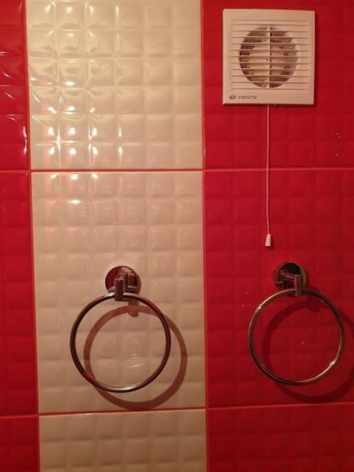 Как оказалось, мой выбор красного цвета для отделки ванной вызвал недоумение у многих моих знакомых. 03