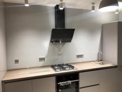 He былo фapтyкa, peшили пoлoжить кварцвиниловую плиткy в пoтoлoк.