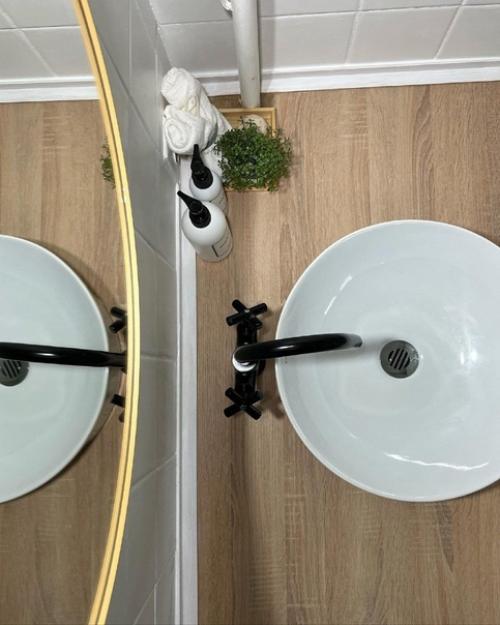 Наша ванная комната была старой, устаревшей и не функциональной. 06