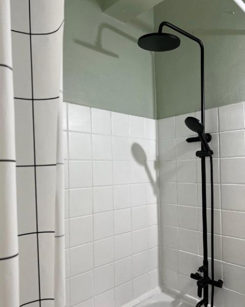 Наша ванная комната была старой, устаревшей и не функциональной. 04