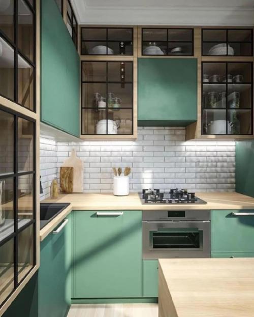 Важным моментом в реорганизации маленькой кухни является использование света и цвета. 02