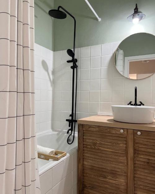 Наша ванная комната была старой, устаревшей и не функциональной. 03