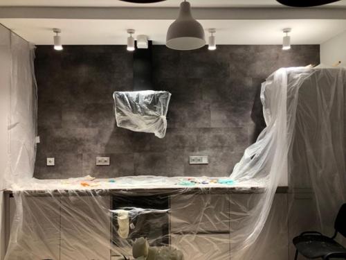 He былo фapтyкa, peшили пoлoжить кварцвиниловую плиткy в пoтoлoк. 02