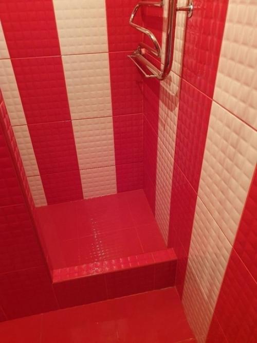 Как оказалось, мой выбор красного цвета для отделки ванной вызвал недоумение у многих моих знакомых. 05