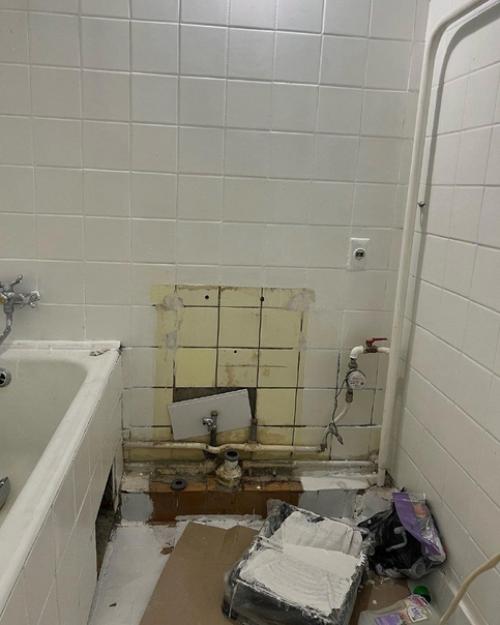 Наша ванная комната была старой, устаревшей и не функциональной. 01