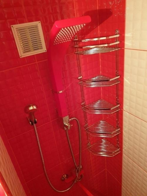 Как оказалось, мой выбор красного цвета для отделки ванной вызвал недоумение у многих моих знакомых. 01