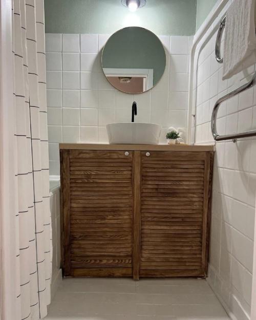 Наша ванная комната была старой, устаревшей и не функциональной. 02