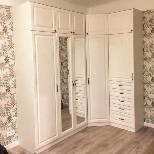 Долго искали себе в квартиру угловой шкаф, пока не встретили это чудо.