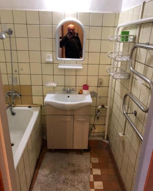 Наша ванная комната была старой, устаревшей и не функциональной.