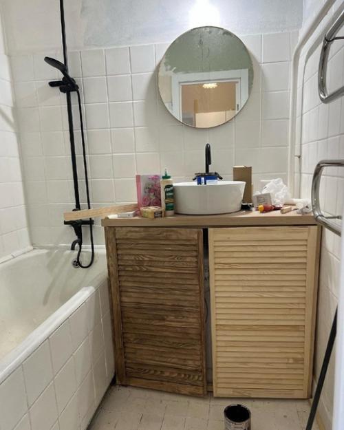 Наша ванная комната была старой, устаревшей и не функциональной. 08