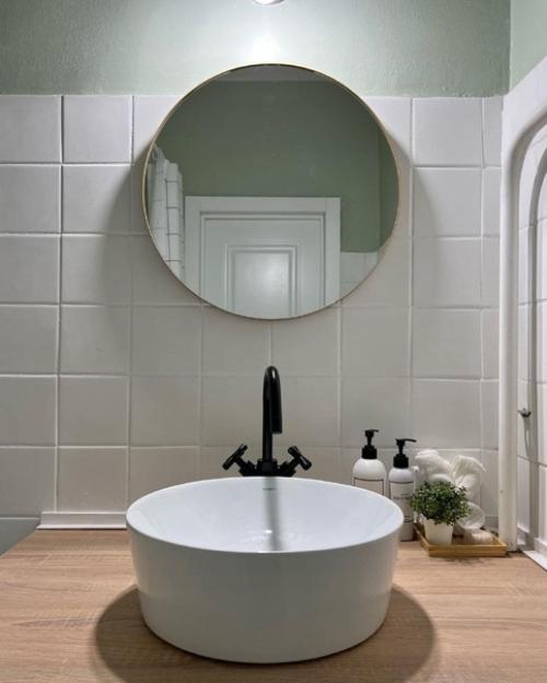 Наша ванная комната была старой, устаревшей и не функциональной. 05