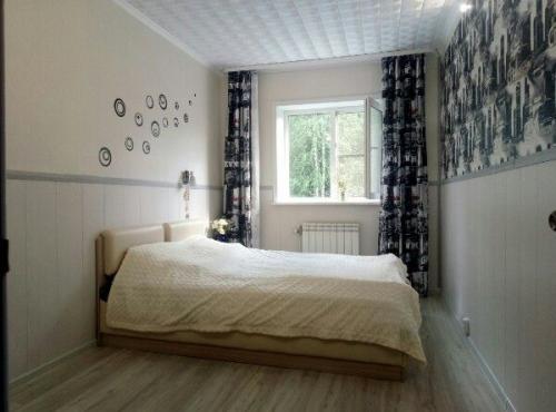 Косметический ремонт в своей спальне сделала.