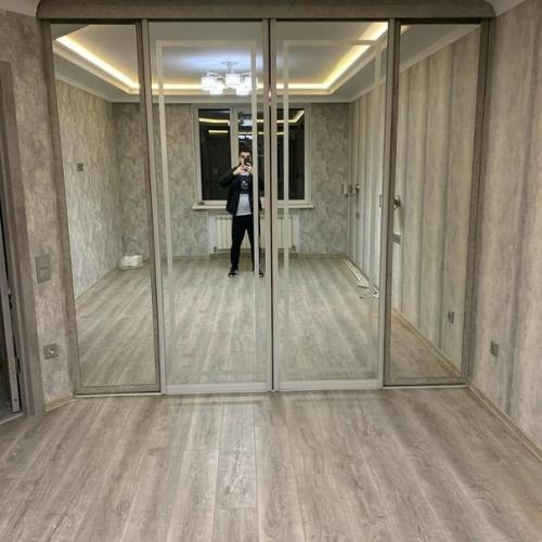 Отгрохал нам с женой большую гардеробную, теперь все вещи уместятся и в квартире будет полный порядок. 01