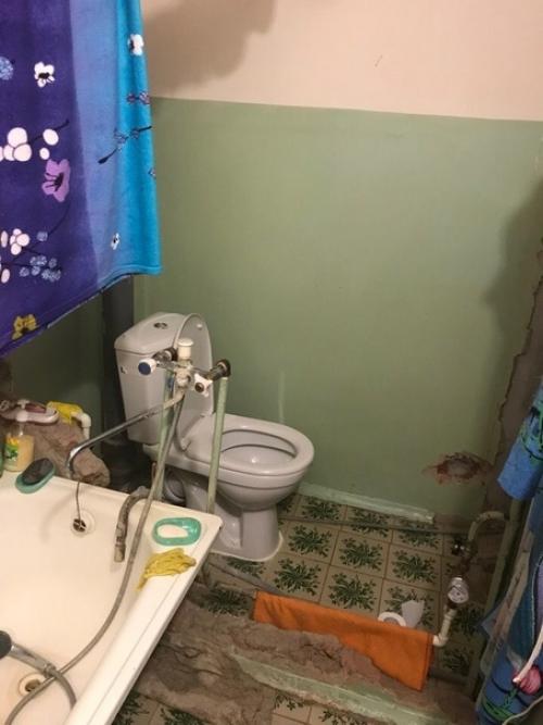 Владелец этого санузла показал как выглядел его санузел до и после проведенного им ремонта. 01