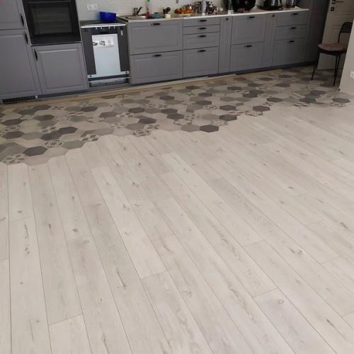 Я хотел чтобы у нас пол на кухне был полностью из ламината. 02
