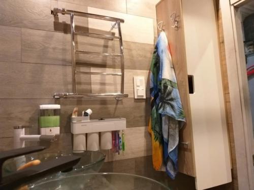 Когда девушка берется за ремонт ванной комнаты своими руками, это может быть настоящим вызовом. 06