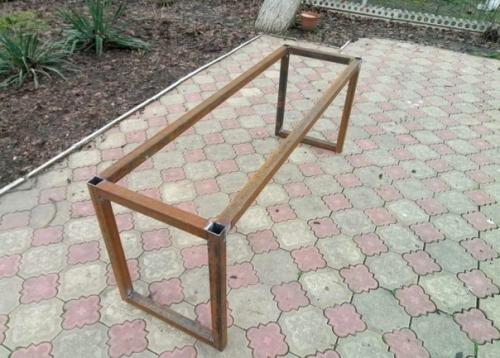 Я смастерил стильный стол для моей квартиры всего за несколько дней.