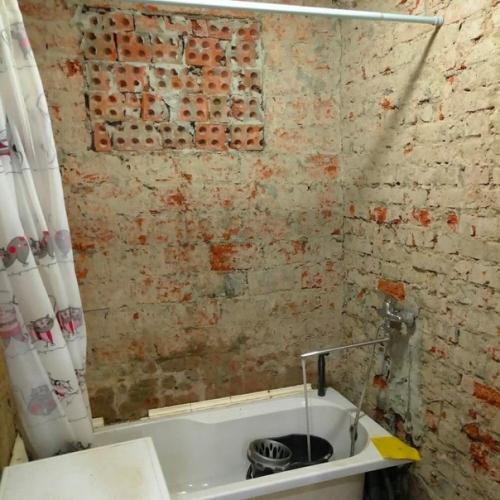 Мой муж справился с ремонтом в ванной самостоятельно.