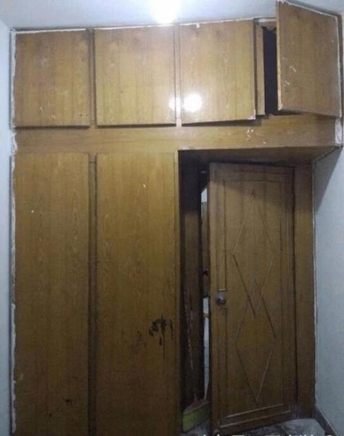 В таком вот плачевном состоянии нам досталась комната в общаге после выпускников. 01