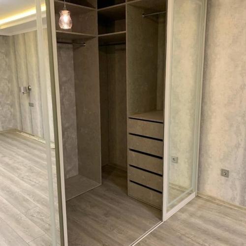 Отгрохал нам с женой большую гардеробную, теперь все вещи уместятся и в квартире будет полный порядок. 08