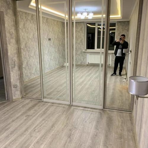 Отгрохал нам с женой большую гардеробную, теперь все вещи уместятся и в квартире будет полный порядок. 03