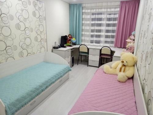 Мы живем в двухкомнатной квартире, но на двоих детей у нас только одна комната. 03