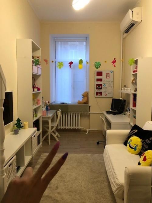 Ремонт сделан уже давно и комната обжита.