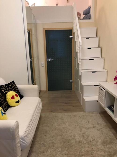 Ремонт сделан уже давно и комната обжита. 01