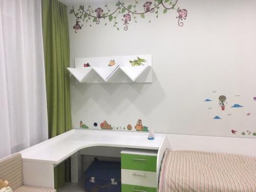 Обустроили комнату для мальчика 6 лет, совместили белый цвет с зеленым, а так же побольше аппликаций персонажей. 01