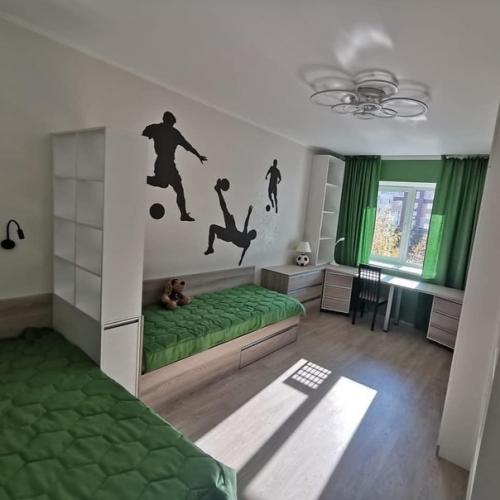 Хотя детская комната была вполне приличной, она всегда казалась немного мрачной и скучной. 01