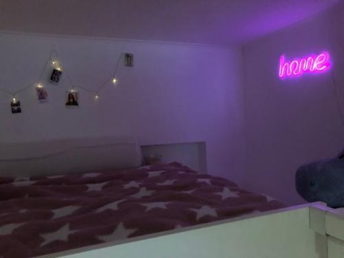 Ремонт сделан уже давно и комната обжита. 06