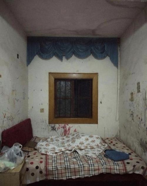 Меня заселились в общагу и вид комнаты меня привёл просто в ужас. 01