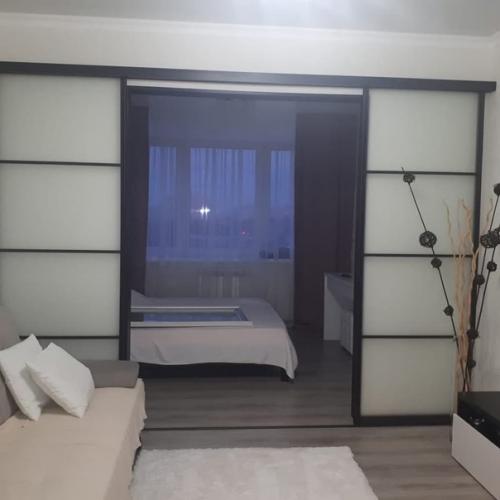 Хочу показать как мы разграничили комнату в нашей однокомнатной квартиры. 01