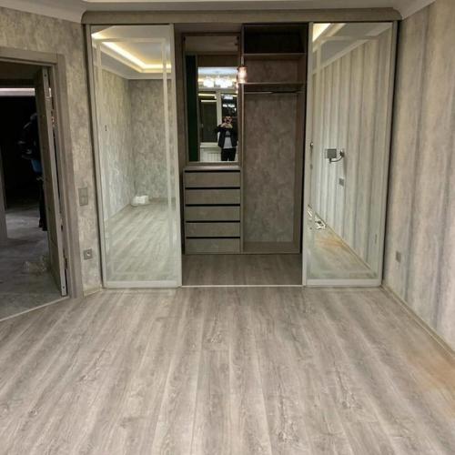 Отгрохал нам с женой большую гардеробную, теперь все вещи уместятся и в квартире будет полный порядок. 02