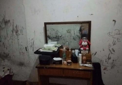 В таком вот плачевном состоянии нам досталась комната в общаге после выпускников.