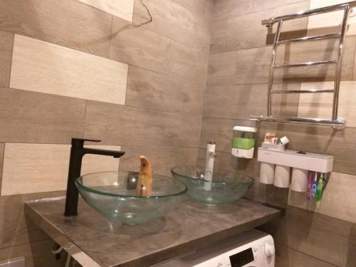 Когда девушка берется за ремонт ванной комнаты своими руками, это может быть настоящим вызовом. 05