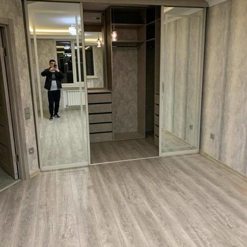Отгрохал нам с женой большую гардеробную, теперь все вещи уместятся и в квартире будет полный порядок. 04
