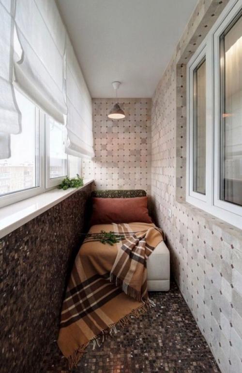 В лоджии небольшую кровать поставил.