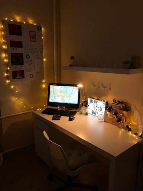 Ремонт сделан уже давно и комната обжита. 03