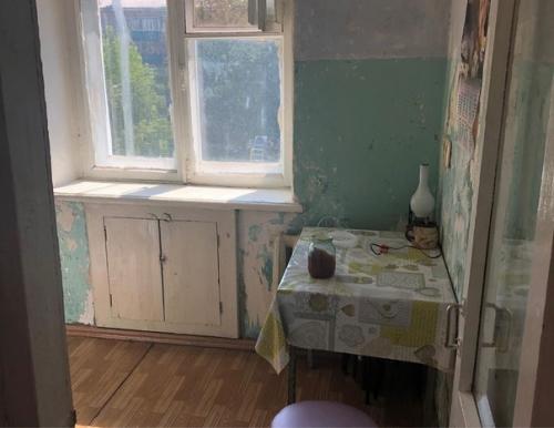 Немного изменили планировку нашей кухни, чтобы стала побольше, а то площадь 5, 5 кв метров.