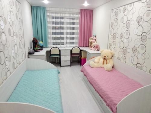 Мы живем в двухкомнатной квартире, но на двоих детей у нас только одна комната. 02