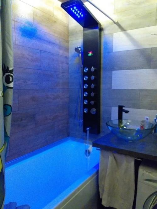 Когда девушка берется за ремонт ванной комнаты своими руками, это может быть настоящим вызовом. 08